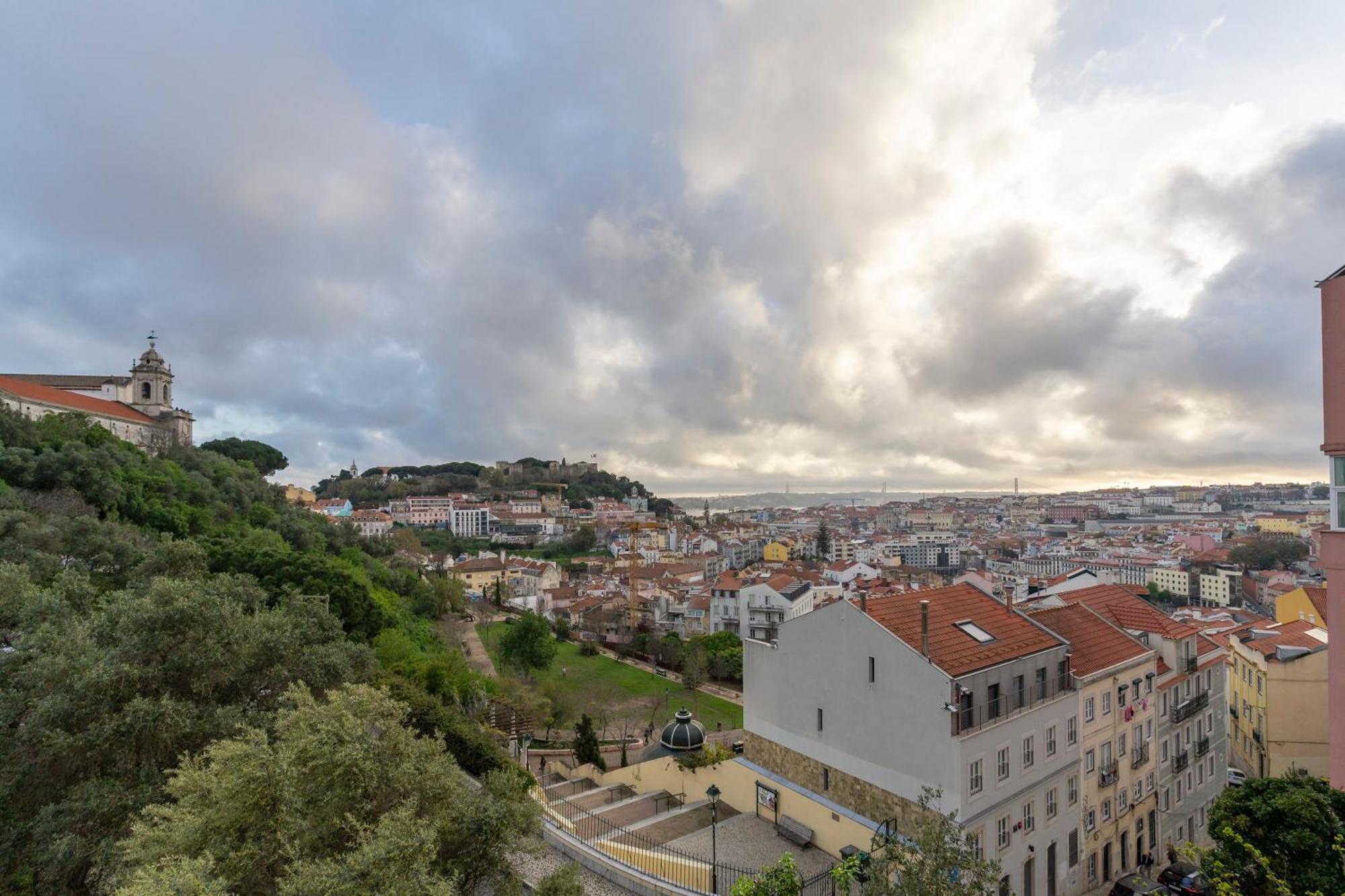 Superb Apartments Overlooking Graca In Lisboa Exteriör bild