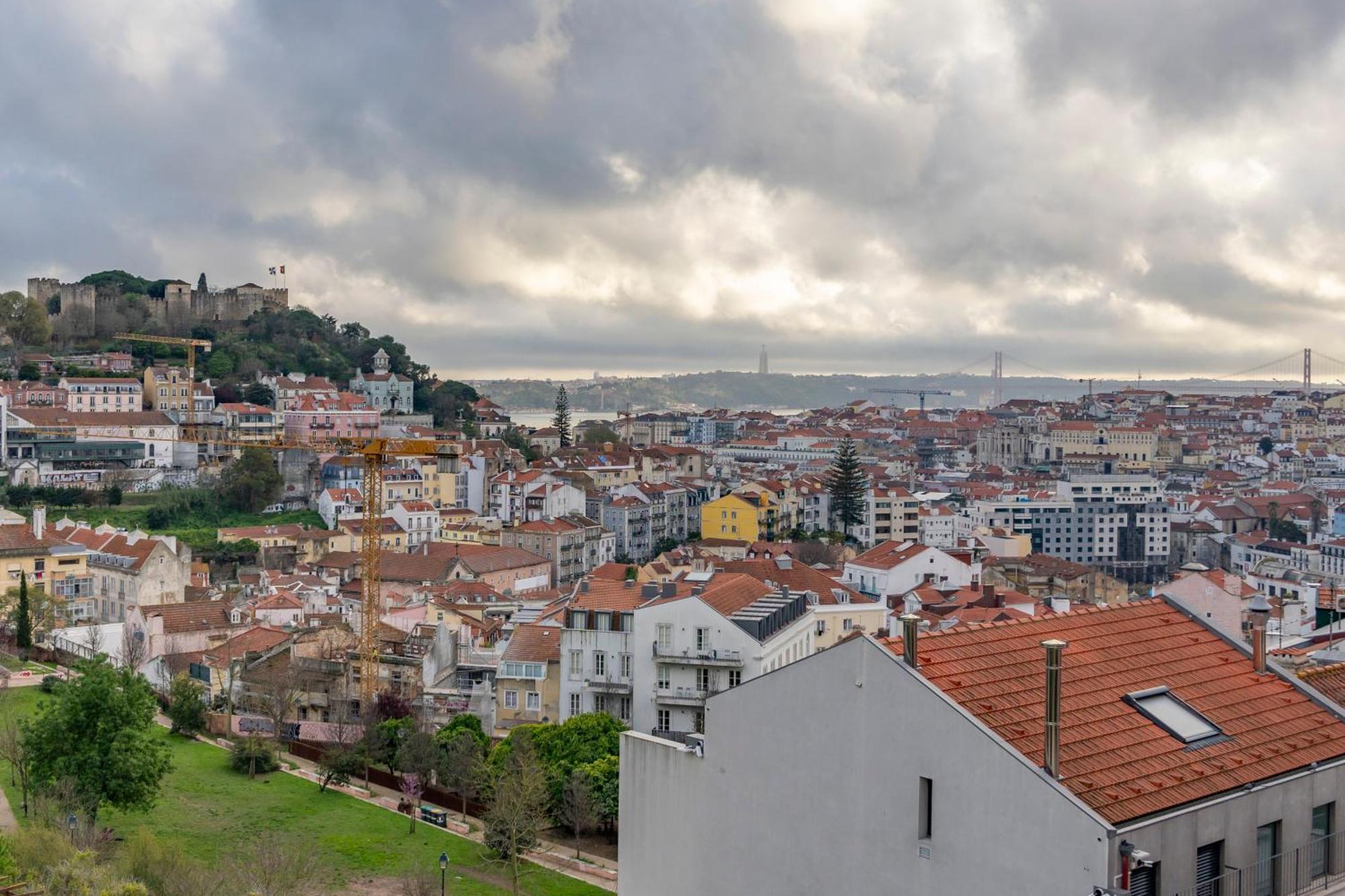 Superb Apartments Overlooking Graca In Lisboa Exteriör bild