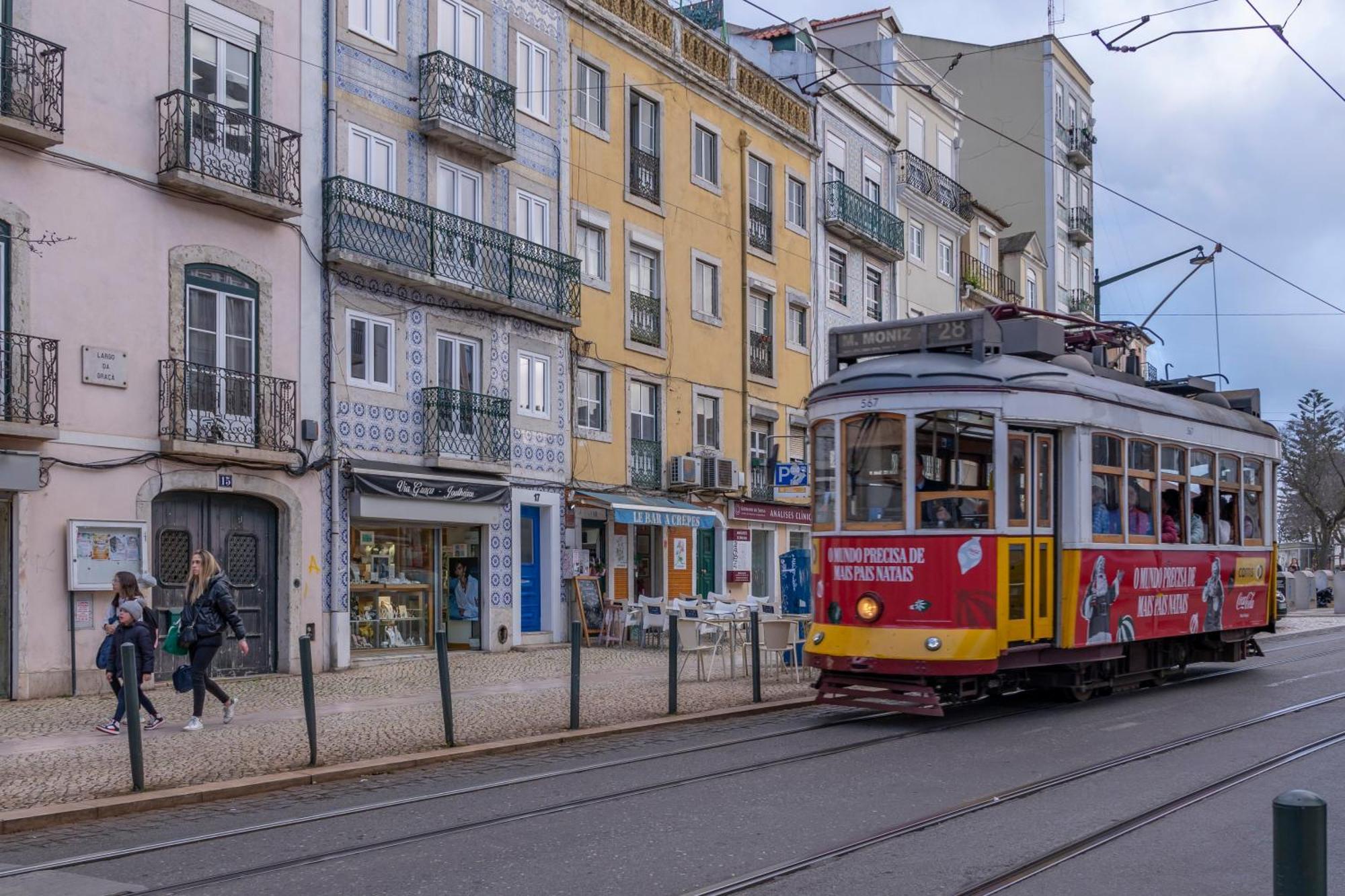 Superb Apartments Overlooking Graca In Lisboa Exteriör bild