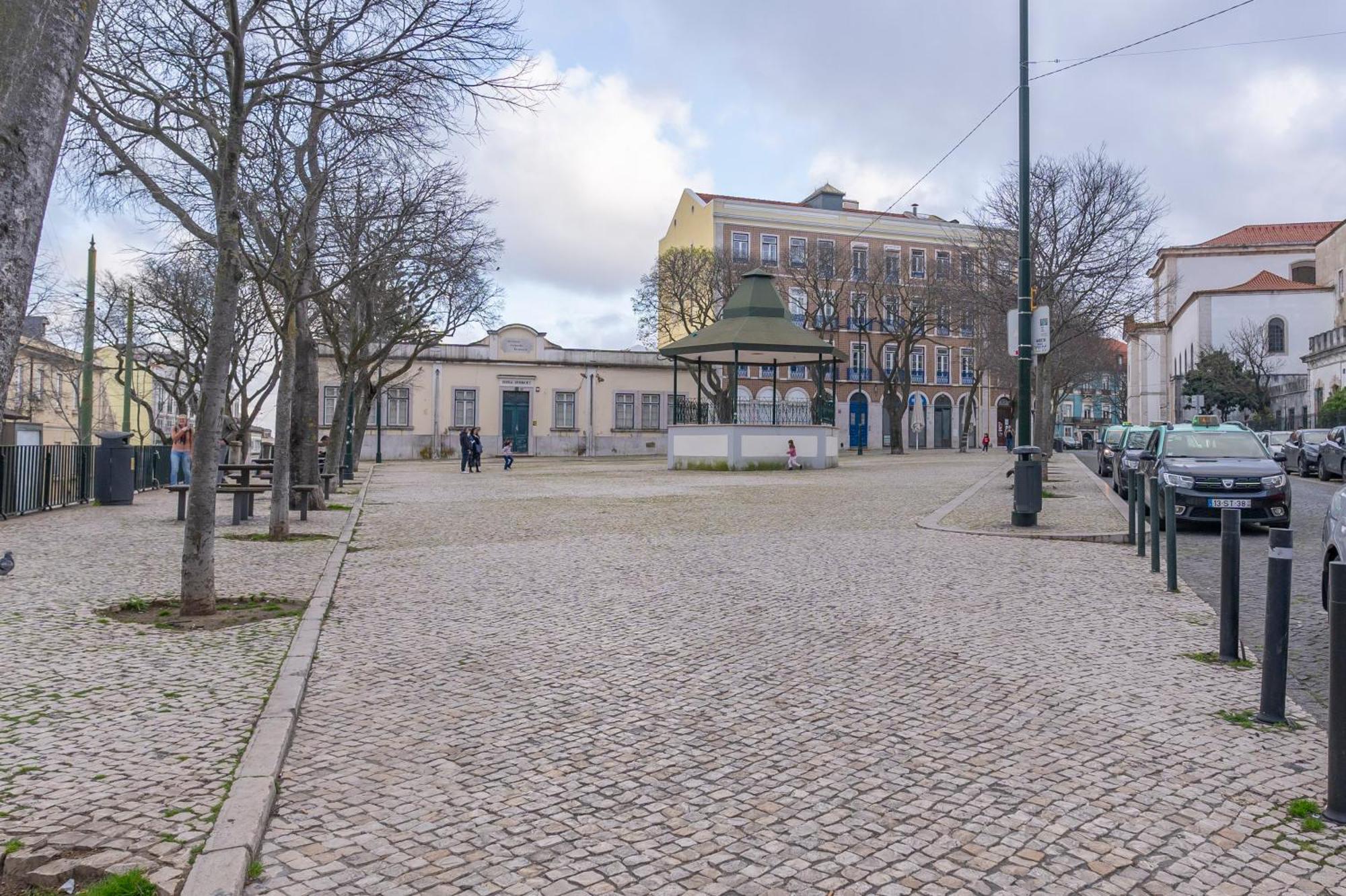 Superb Apartments Overlooking Graca In Lisboa Exteriör bild