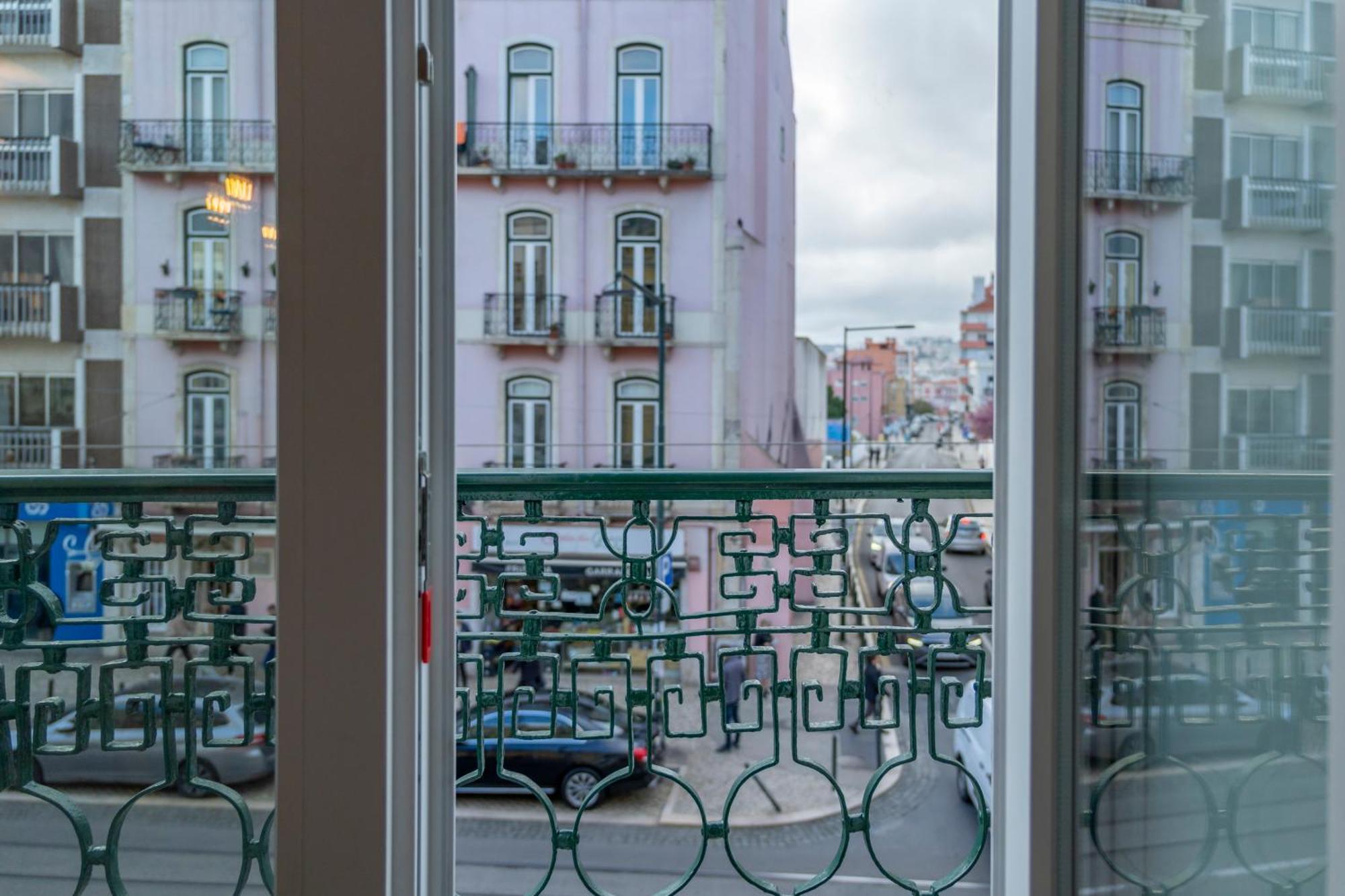 Superb Apartments Overlooking Graca In Lisboa Exteriör bild