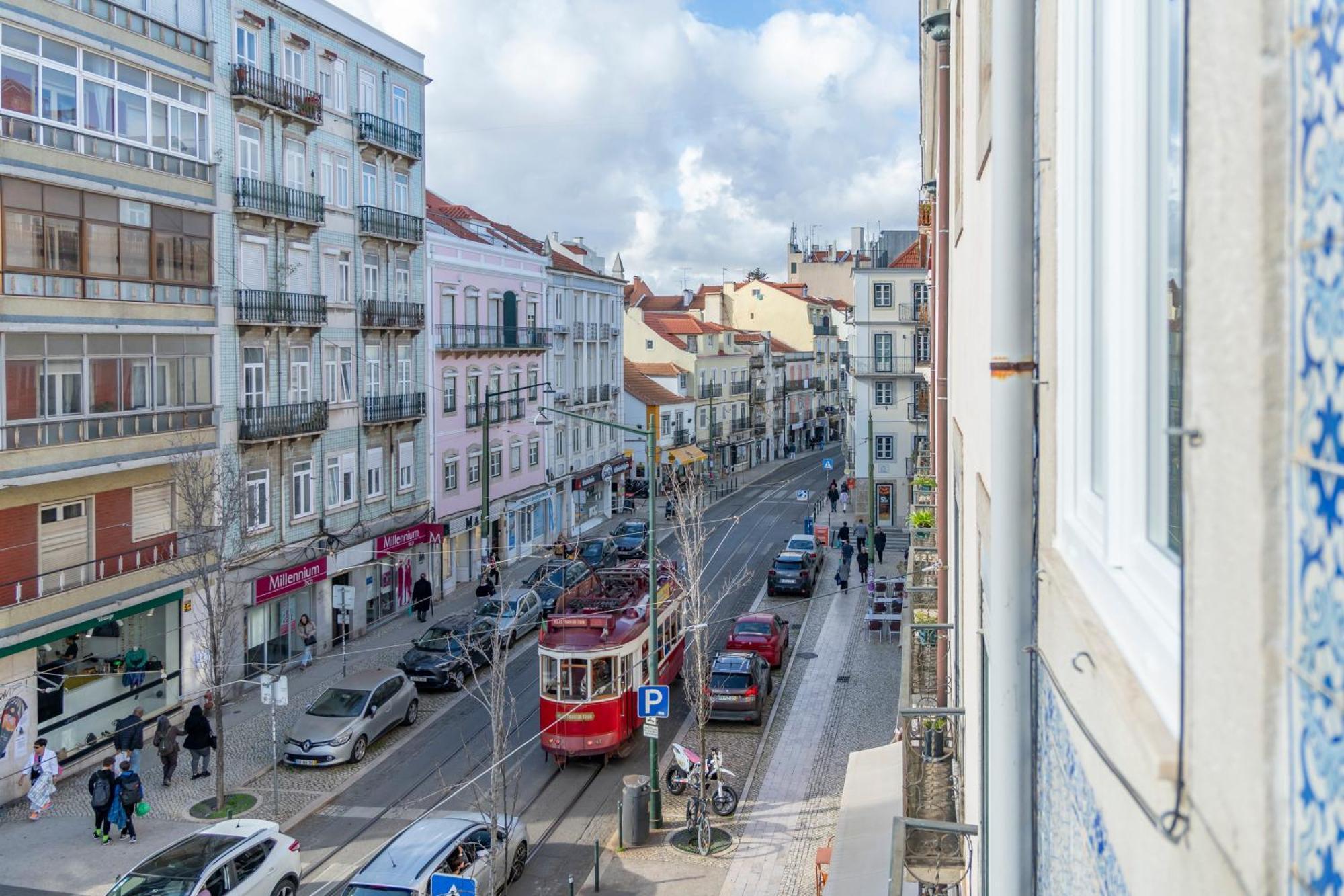 Superb Apartments Overlooking Graca In Lisboa Exteriör bild